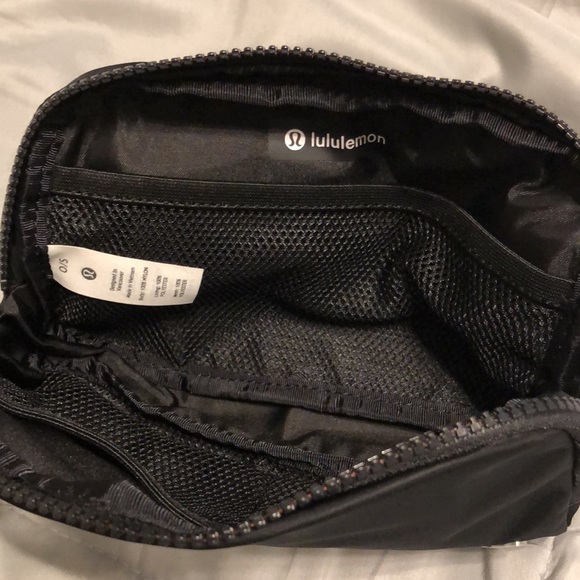 NWT [Lululemon] Everywhere Belt Bag in Black 🖤 - Picture 3 of 9